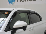 車内の空気の入れ替えだけでなく、雨天時の雨の入り込みや紫外線防止にも役立つドアバイザー装着済みです。