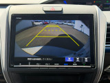 駐車時の安全確認をサポートするバックカメラも使用できます。インターナビで様々な情報を得ることもできます。