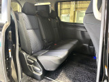 後部座席も気になるようなキズ・汚れやへたり等、大きなダメージはなく、良好な状態です。