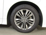 タイヤサイズは265/65R18になります。アルミホイールはスーパークロームメッキ塗装です。