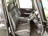 フロント広々、ベンチシートの運転席は、ハイトアジャスターが付いているので、快適にドライブができます。ハンドルはチルトステアリングで、ハンドル位置を上下に調節できます。