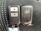 ☆スマートキー☆ドアの開錠・施錠はもちろんですが、エンジンをかけるときも鍵を取り出さなくて大丈夫ですよ♪両手に荷物をお持ちの時でも、大変便利で使い易い装備です☆