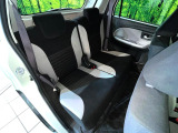 後部座席も気になるようなキズ・汚れやへたり等、大きなダメージはなく、良好な状態です。