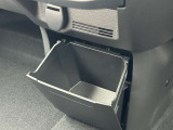 センターコンソール下部には収納式の小物入れまで装備。