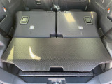 後部座席を両側倒せば広々ラゲージスペースが誕生♪濡れた荷物も気にせず置けます♪