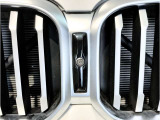 【キドニーグリル】BMWは約90年もの間、ほぼ全ての車両にひと目でBMWだと分かるこの特徴的なフロントグリルが備えられ、デザイン・アイコンとして親しまれてきました。