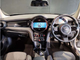 MINIの内装はとにかく『円』に拘ったデザインコンセプトが一目で伝わってきます。これほど円形に拘った車は他に御座いません。伝統のデザイン、トグルスイッチなど遊び心のある内装で御座います。