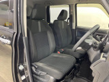 運転席まわりには十分なスペースがあり、大柄な方でもゆったり運転していただける環境です。