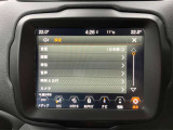 タッチスクリーンをタップするかスワイプするだけですべての機能を呼び出せます。Apple CarPlayおよびAndroid Autoに対応しスマートフォンとのシームレスな 連携も実現。さらに、USBポートを標準装備しています。