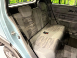 後部座席も気になるようなキズ・汚れやへたり等、大きなダメージはなく、良好な状態です。