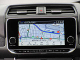 日産純正のメモリーナビ付きです。知らない場所にお出かけの際には非常に活躍します。Bluetoothを搭載しておりますので、運転中でもハンズフリーにて通話を行うことができます。