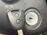 【キーレス】少し離れた場所からでもボタン一つでドアの開錠・施錠ができるのでとっても便利!ドアの鍵穴周りに傷をつけることもありません♪
