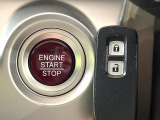【Hondaスマートキー】カバンやポケットに入れたままでもドアの施錠・解錠が可能なスマートキーを装備。エンジンのオン・オフ時もカギを取り出す必要が無いからとっても便利です♪