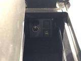 センターコンソールに12Vパワーアウトレットあります