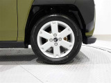 純正アルミホイールを装備、タイヤサイズは165/65R15です。