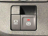 指先だけで簡単に操作が可能な電動パーキングブレーキを採用。「HOLD」スイッチを押すと、渋滞や信号待ちなどでブレーキペダルから足を離しても、ブレーキを保持するので安心です