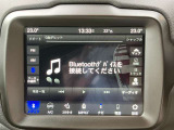 タッチスクリーンをタップするかスワイプするだけですべての機能を呼び出せます。Apple CarPlayおよびAndroid Autoに対応しスマートフォンとのシームレスな 連携も実現。さらに、USBポートを標準装備しています。