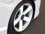 20/21インチ Sport Classic ホイール(ホワイト/シルバー塗装)ポルシェセラミックコンポジットブレーキ(PCCB)、ブレーキキャリパー(ハイグロスブラック塗装)を含む