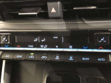 運転席、助手席別々に温度設定ができるデュアルエアコン装備です。男性が暑いと感じても、女性は寒いと感じる、そんな時の車内温度を別々に調節できるので、ストレスなくドライブをお楽しみいただけます。