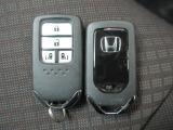 スマートキー付!キーを取り出さなくてもドアロックの施錠・開錠、エンジンの始動が出来ます!雨の日や荷物の多い日にとても便利ですね♪