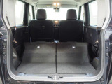 後席を左右とも倒した状態です。実用的な広さの荷室になります。