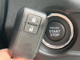 【キーレススタートシステム】カバンやポケットに入れたままでもドアの施錠・解錠が可能なスマートキーを装備。エンジンのオン・オフ時もカギを取り出す必要が無いからとっても便利です♪
