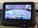 リバースギアに入れるだけで後方の表示へ切り替わります。夜間や雨の日の駐車も楽になりますよ。