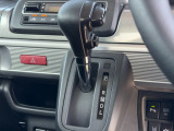インパネシフトなので視線の移動が少なく足元もすっきりです。