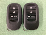 スマートキーを装備しています。鍵を差し込むことなくドアロックの開け閉めと、スタートボタン操作でのエンジンスタートができます。ボタン操作でトランクが開けられる電動テールゲートのボタンもついています。