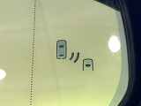 【ブラインドスポットモニター】走行中、ドアミラーの死角になりやすい箇所に後続車が接近するとサイドミラーのレンズに警告を表示!ドライバーに注意喚起をしてくれます。