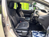 運転席まわりには十分なスペースがあり、大柄な方でもゆったり運転していただける環境です。