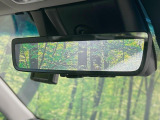 【デジタルインナーミラー】後席の大きな荷物や同乗者で後方が確認しづらい時でも安心!カメラが撮影した車両後方の映像をルームミラー内に表示。クリアな視界で状況の確認が可能です!
