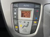 【オートエアコン】一度お好みの温度に設定すれば、車内の温度を検知し風量や温度を自動で調整。暑い&hellip;寒い&hellip;と何度もスイッチ操作をする必要はありません。快適な車内空間には必須の機能ですね♪
