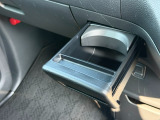 助手席前に、引き出し式のドリンクホルダーを装備しています。