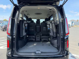 バックドアが大きく開くので荷物の積み下ろしが楽にできます!また、サードシートは左右跳ね上げ式でより多くの荷物を入れることが出来ますね♪
