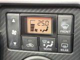 【オートエアコン】一度お好みの温度に設定すれば、車内の温度を検知し風量や温度を自動で調整。暑い&hellip;寒い&hellip;と何度もスイッチ操作をする必要はありません。快適な車内空間には必須の機能ですね♪
