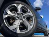 【純正アルミホイール】外観にマッチした純正アルミホイールを装着しております。各種社外アルミホイールや、スタッドレスタイヤも取扱いしております。是非ご相談ください♪