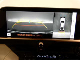 【パノラミックビュー】・・・車両の前後左右に搭載した4つのカメラにより、クルマを真上から見ているような映像を表示。運転席から確認しにくい車両周囲の状況を把握できます。