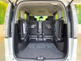 後席を格納すると、これだけの広さが!シーンに合わせたシートアレンジで、大きな荷物も積むことが出来ます♪