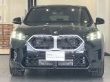 【BMWの伝統-1】BMWの特徴的な&ldquo;キドニーグリル&rdquo;は、80年以上続く伝統の形でございます。変わらないこだわりのデザインが、プレミアムブランド&ldquo;BMW&rdquo;を創り出します。