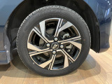 スポーティーでデザイン的にもおしゃれなアルミホイール装備しております。