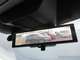 スマートルーミラー装備車両後方のカメラ映像をミラ-面に映し出すので、車内の状況や、天候などに影響されにくく、よりクリアな後方視界が得られます。