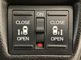 【両側パワースライドドア】両側がパワースライドドアになっており、運転席のスイッチやスマートキーでも開閉が可能です!開口部も広いので乗り降りも楽々♪