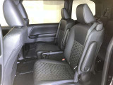 リヤシートもゆったり座れます。