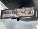 スマートルームミラーが付いております。バックドアについてますカメラと連動して、後方の映像がルームミラーに映ります。