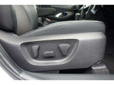 運転席にはパワーシートが付いております。パワーシートは指先1つで操作出来るためチカラの弱い女性の方でもシートに座ったまま操作出来ます♪