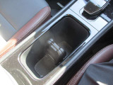 運転席助手席で使用できるドリンクホルダーです。