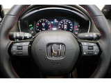 ハンドル左側にはオーディオ操作が出来るオーディオリモートコントロールスイッチ、右側にはHondaSENSINGとオートクルーズスイッチを装備!長距離運転や高速道路の運転では大活躍です!