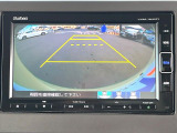 【バックカメラ】駐車時に後方がリアルタイム映像で確認できます。大型商業施設や立体駐車場での駐車時や、夜間のバック時に大活躍!運転スキルに関わらず、今や必須となった装備のひとつです!