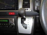 誤操作の少ないゲート式シフトレバーを装備しております。
